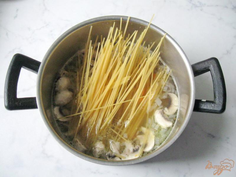 Фото приготовление рецепта: Спагетти  в соусе из свинины шаг №5