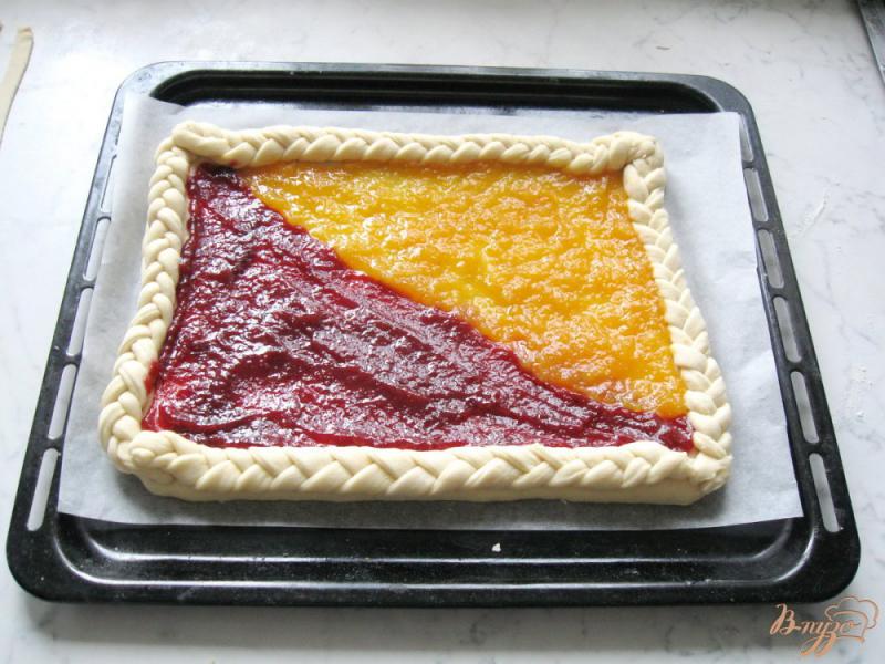 Фото приготовление рецепта: Сдобный пирог с апельсиновым и сливовым джемом шаг №10