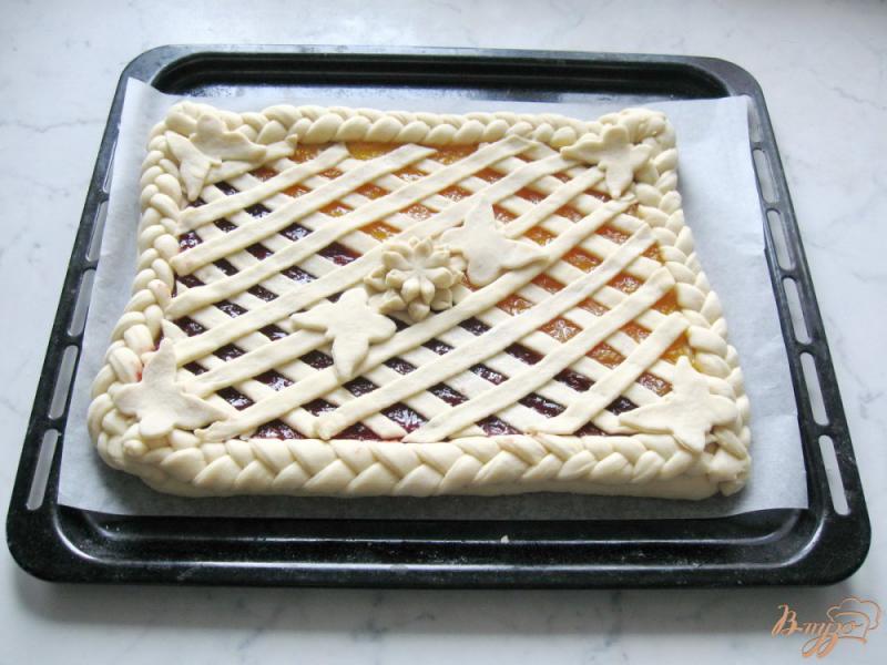 Фото приготовление рецепта: Сдобный пирог с апельсиновым и сливовым джемом шаг №12