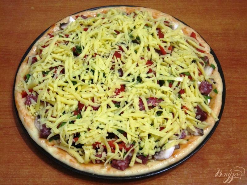 Фото приготовление рецепта: Пицца с грибами и сервелатом шаг №9