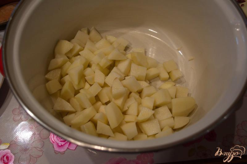 Фото приготовление рецепта: Домашняя сборная солянка с картошкой шаг №2