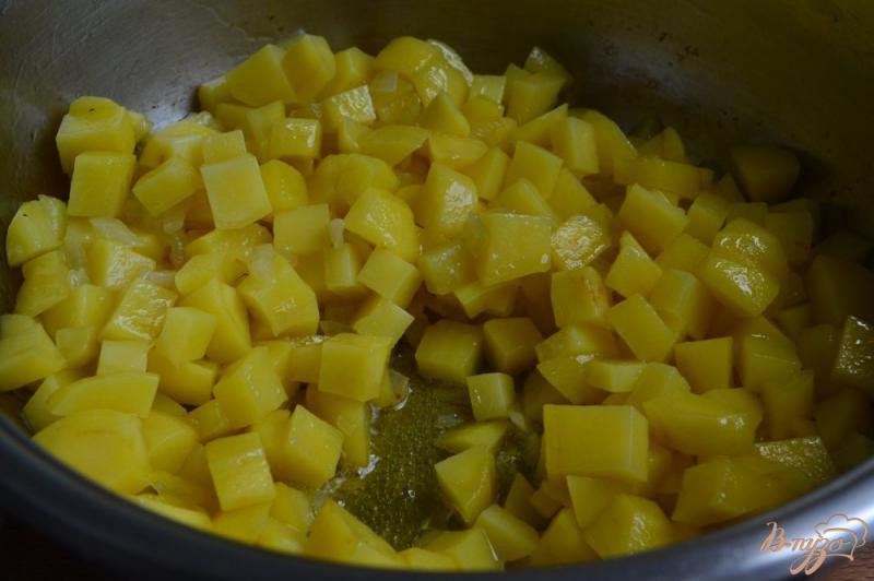 Фото приготовление рецепта: Картофельный суп с сыром шаг №3