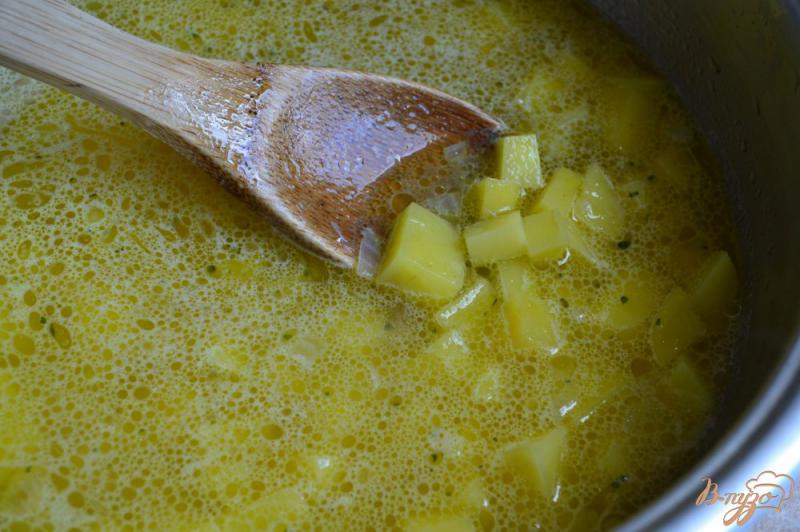 Фото приготовление рецепта: Картофельный суп с сыром шаг №4