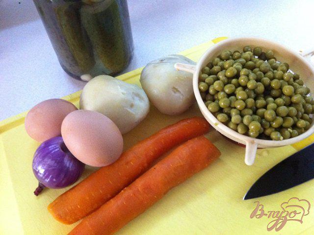 Фото приготовление рецепта: Салат овощной с колбасой шаг №1
