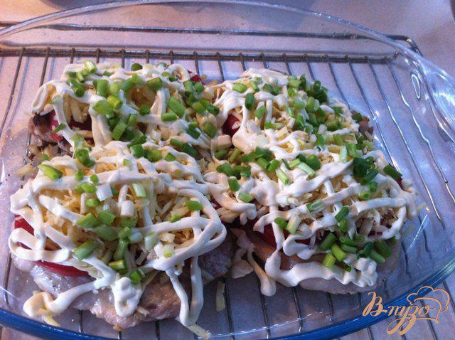 Фото приготовление рецепта: Свинина из духовки с помидорами и сыром шаг №8