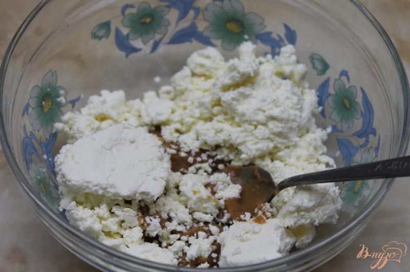 Фото приготовление рецепта: Шоколадные блины с творогом изюмом и вареной сгущенкой шаг №7