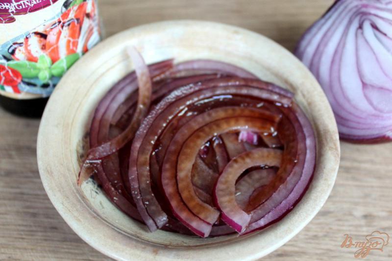 Фото приготовление рецепта: Салат из помидор и маринованного лука, с брынзой и каперсами шаг №1