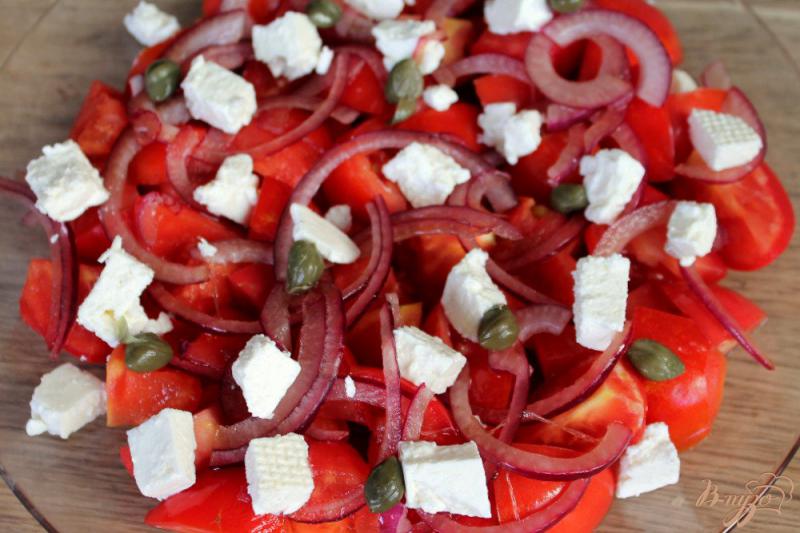 Фото приготовление рецепта: Салат из помидор и маринованного лука, с брынзой и каперсами шаг №5