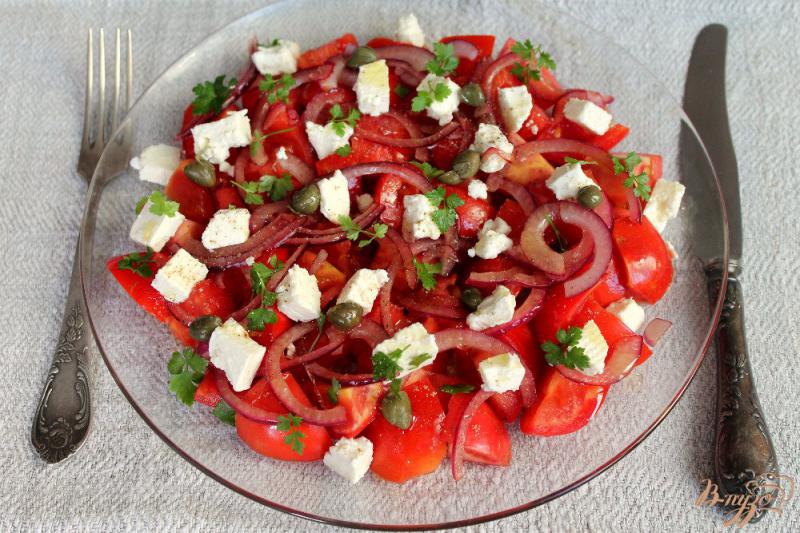 Фото приготовление рецепта: Салат из помидор и маринованного лука, с брынзой и каперсами шаг №6