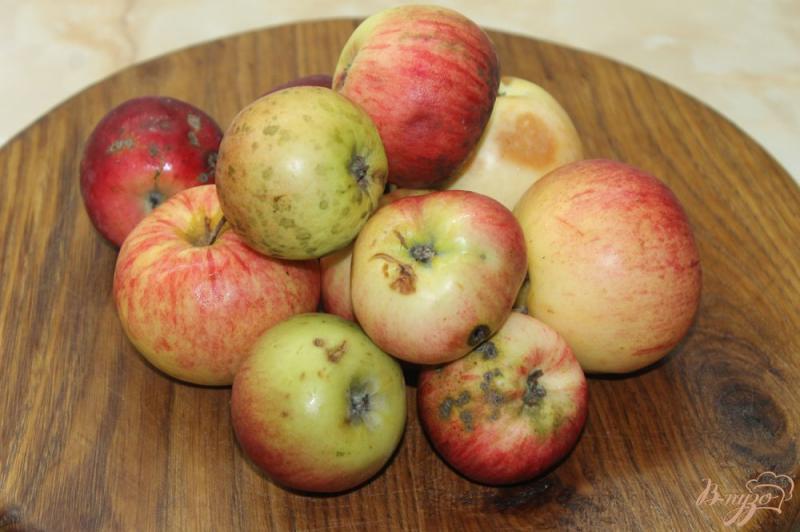 Фото приготовление рецепта: Яблочный компот с вишнями и медом шаг №1