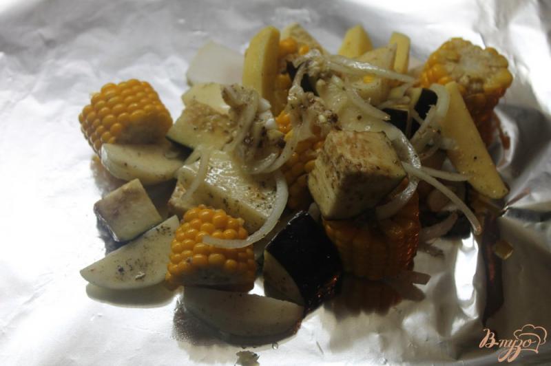 Фото приготовление рецепта: Картофель запеченный с кукурузой и овощами шаг №6