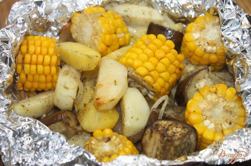 Фото приготовление рецепта: Картофель запеченный с кукурузой и овощами шаг №7