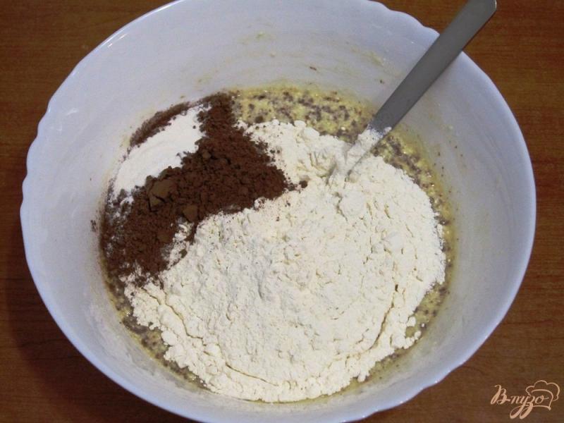 Фото приготовление рецепта: Пирог с шоколадом и печеными яблоками шаг №5