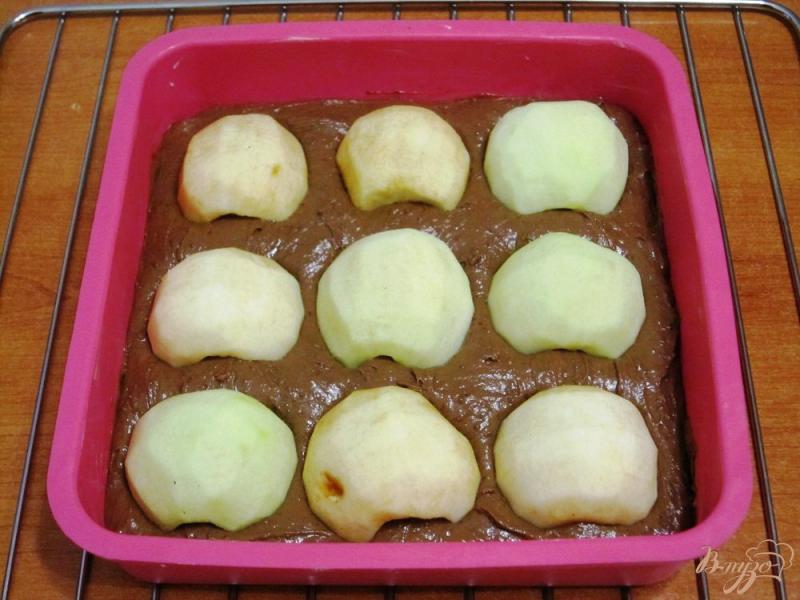 Фото приготовление рецепта: Пирог с шоколадом и печеными яблоками шаг №10