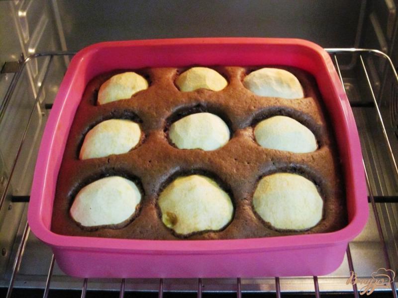 Фото приготовление рецепта: Пирог с шоколадом и печеными яблоками шаг №11