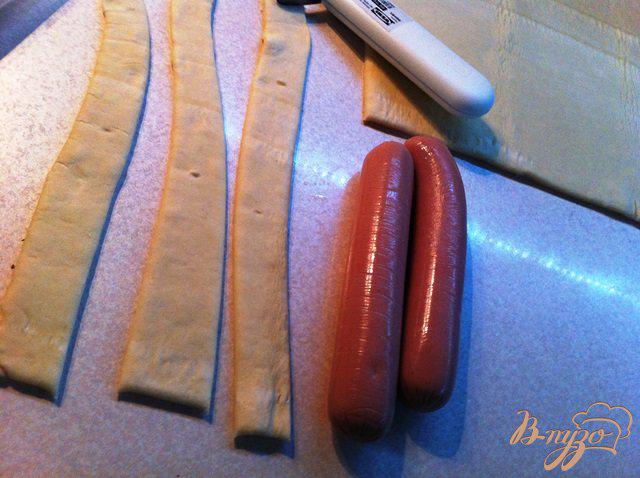 Фото приготовление рецепта: Сосиски в слоеном тесте шаг №2