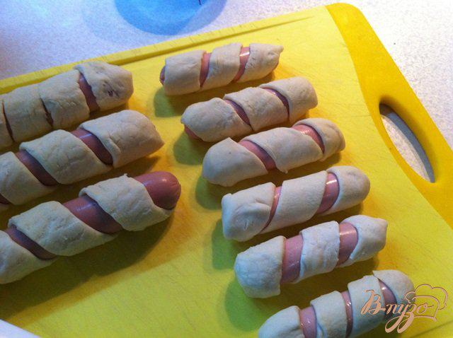 Фото приготовление рецепта: Сосиски в слоеном тесте шаг №3