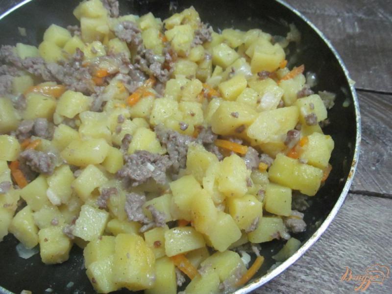 Фото приготовление рецепта: Тушеная картошка с фаршем шаг №5