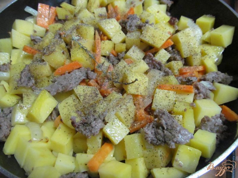 Фото приготовление рецепта: Тушеная картошка с фаршем шаг №4