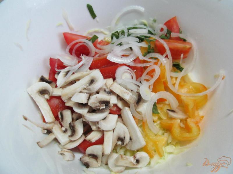 Фото приготовление рецепта: Салат из капусты с шампиньонами шаг №3