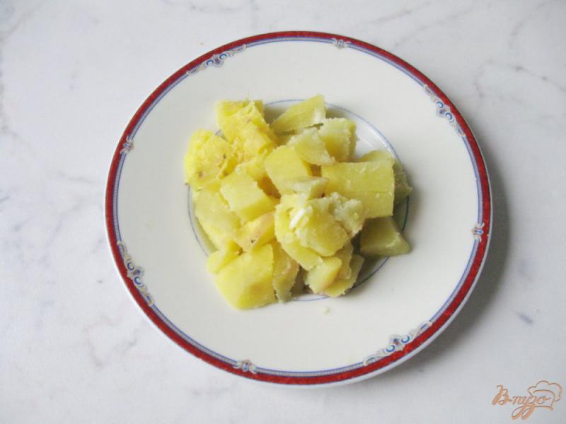 Фото приготовление рецепта: Салат из квашеной капусты, маринованных огурцов и картофеля шаг №6