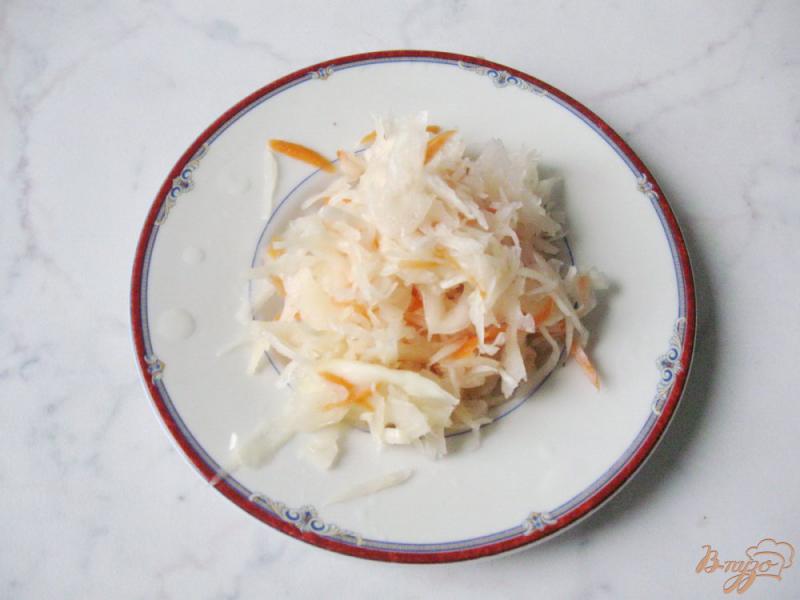 Фото приготовление рецепта: Салат из квашеной капусты, маринованных огурцов и картофеля шаг №5
