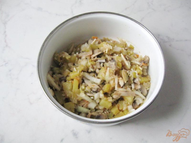 Фото приготовление рецепта: Салат из квашеной капусты, маринованных огурцов и картофеля шаг №12