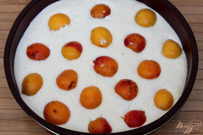 Фото приготовление рецепта: Творожная запеканка на взбитых белках с яблоком и абрикосом шаг №9