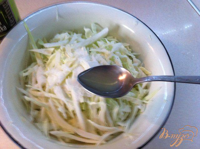 Фото приготовление рецепта: Салат из капусты со свежими овощами шаг №2