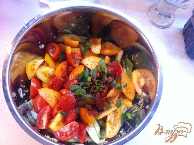 Фото приготовление рецепта: Салат из капусты со свежими овощами шаг №6