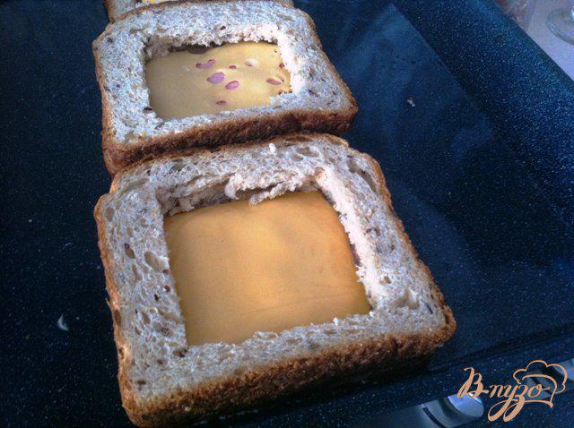 Фото приготовление рецепта: Сэндвич с яичницей из духовки шаг №4