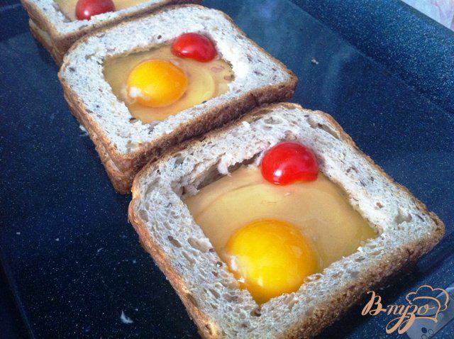 Фото приготовление рецепта: Сэндвич с яичницей из духовки шаг №5