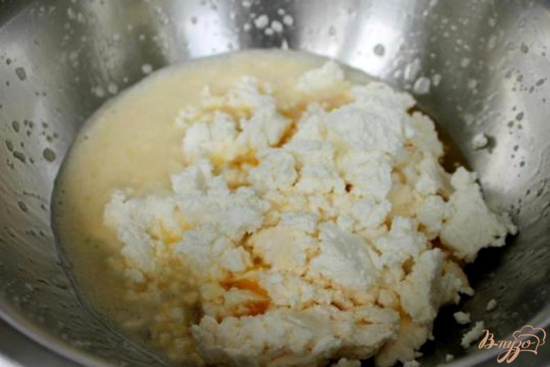 Фото приготовление рецепта: Творожные кексы с изюмом, политые клубничным смузи шаг №2