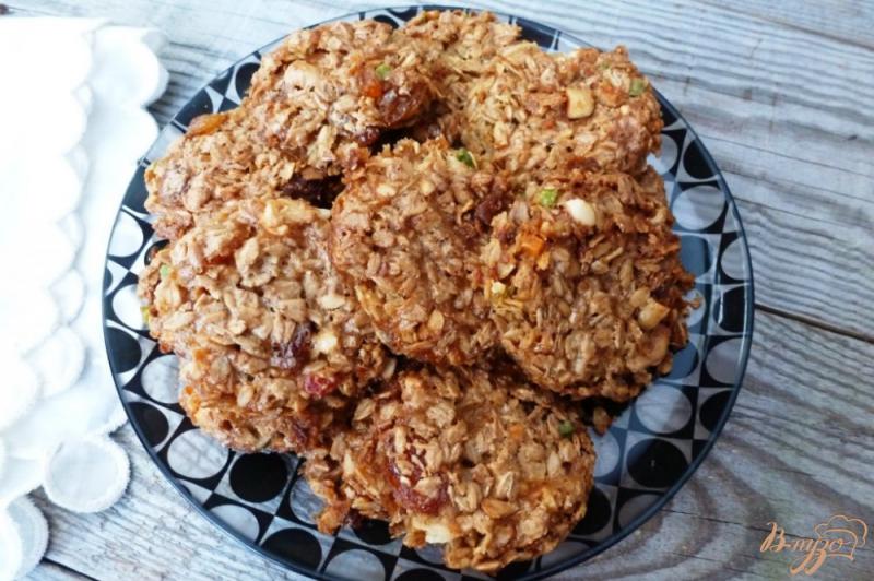 Фото приготовление рецепта: Овсяное печенье с орехами,изюмом и цукатами шаг №6