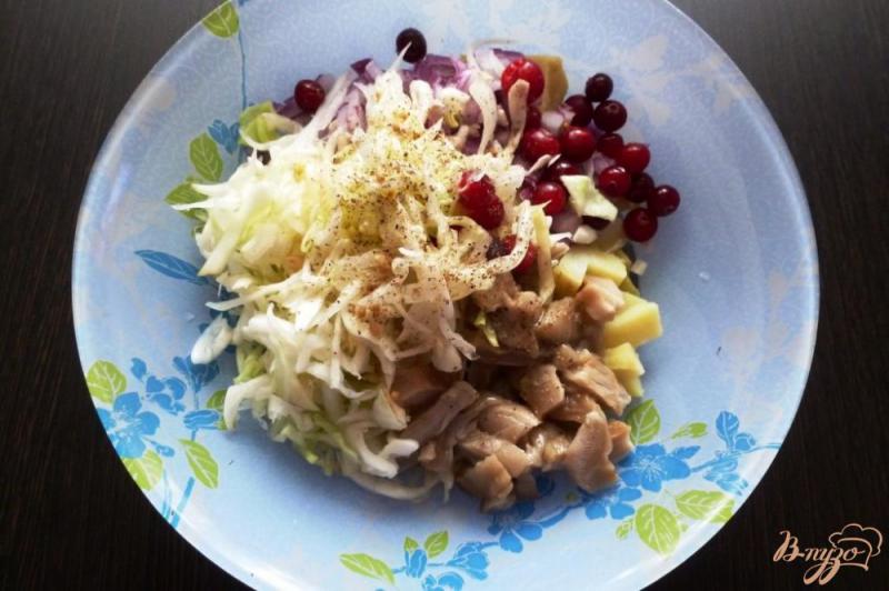 Фото приготовление рецепта: Салат с солеными груздями и капустой шаг №3
