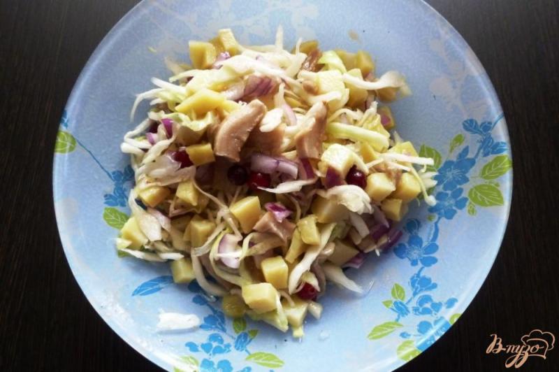 Фото приготовление рецепта: Салат с солеными груздями и капустой шаг №4