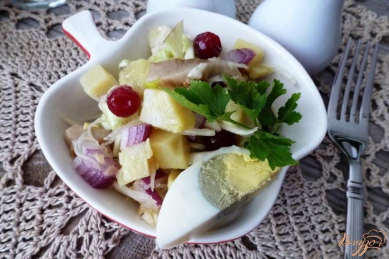 Фото приготовление рецепта: Салат с солеными груздями и капустой шаг №5