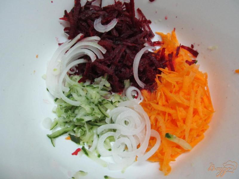 Фото приготовление рецепта: Салат из сырых овощей шаг №2