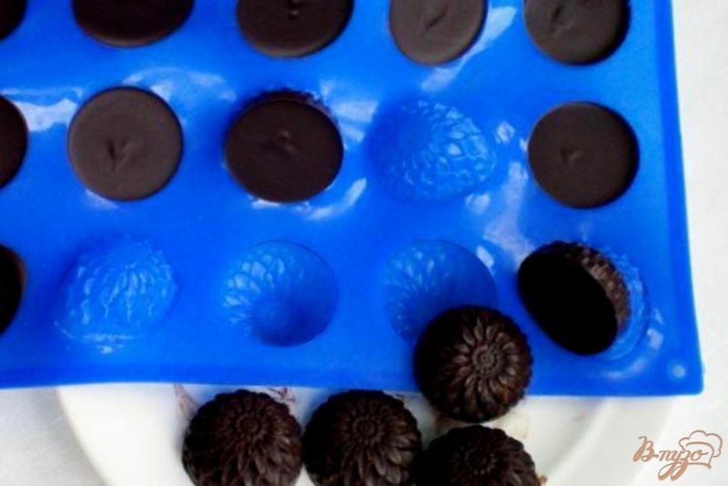 Фото приготовление рецепта: Домашние шоколадные конфеты с пряностями шаг №6
