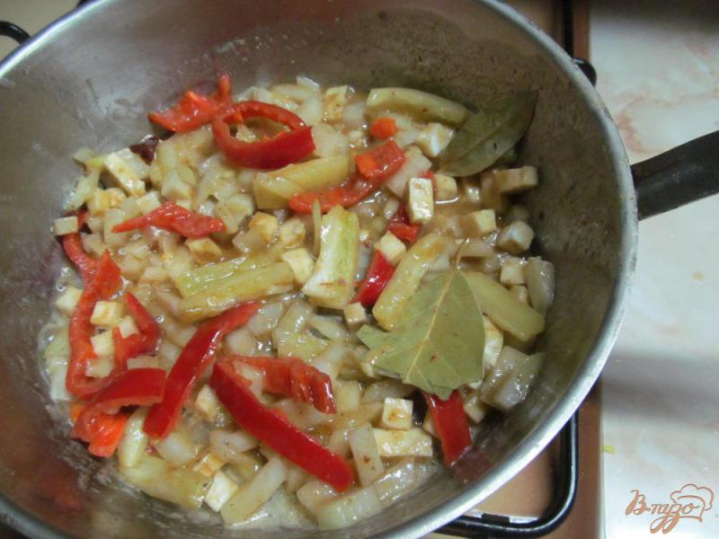Фото приготовление рецепта: Гамбо из тыквы с колбасками шаг №3