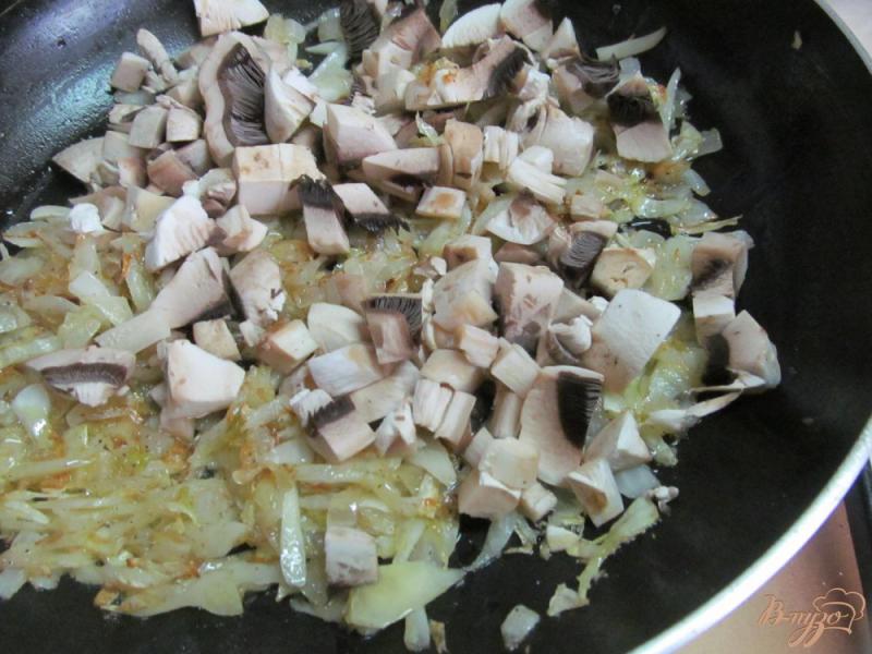 Фото приготовление рецепта: Запеченная капуста с рисом и грибами шаг №2