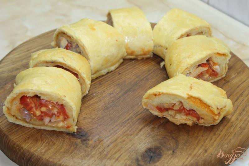 Фото приготовление рецепта: Пицца - рулет с копченой курицей и помидорами шаг №8