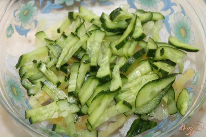 Фото приготовление рецепта: Салат с редькой и свежими овощами шаг №3