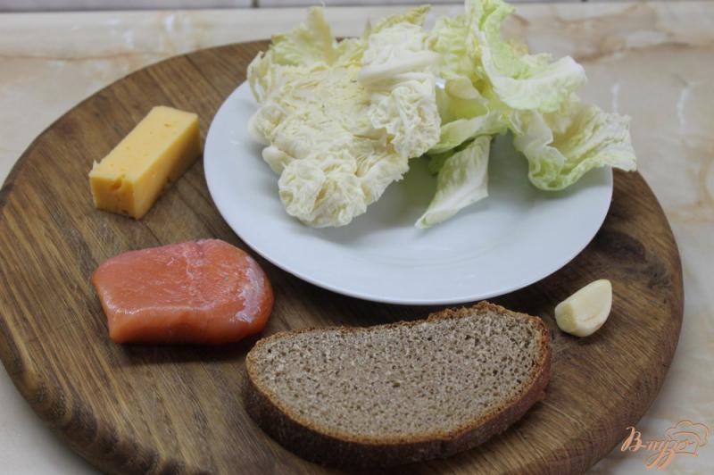 Фото приготовление рецепта: Салат с савойской капустой и слабо соленым лососем шаг №1