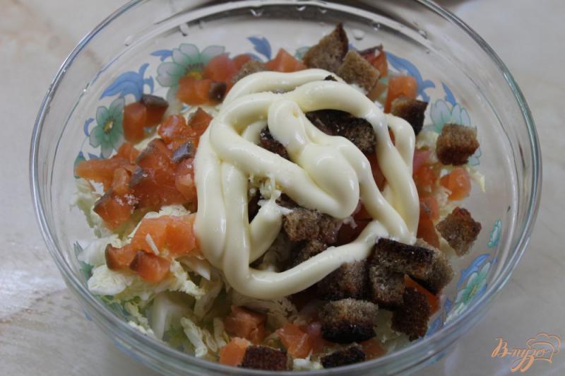 Фото приготовление рецепта: Салат с савойской капустой и слабо соленым лососем шаг №5