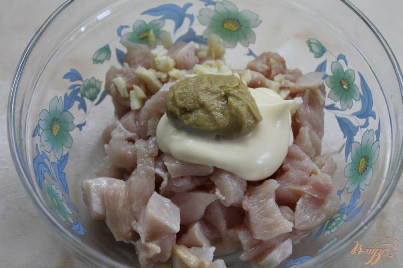 Фото приготовление рецепта: Куриное мясо с салом и соусом приготовленное в фольге шаг №4