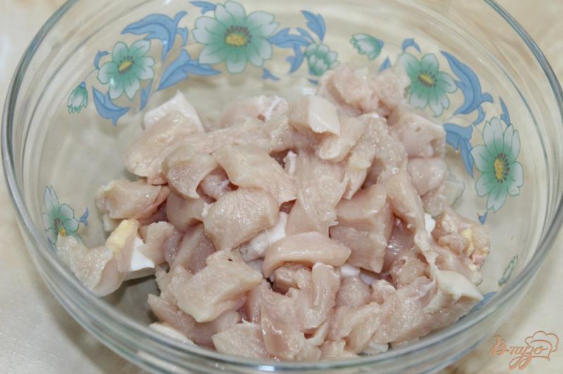 Фото приготовление рецепта: Куриное мясо с салом и соусом приготовленное в фольге шаг №3