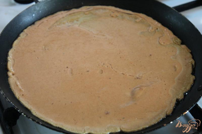 Фото приготовление рецепта: Печеночный торт с начинкой из помидоров и баклажан шаг №5