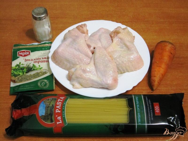 Фото приготовление рецепта: Суп из куриных крылышек со спагетти шаг №1