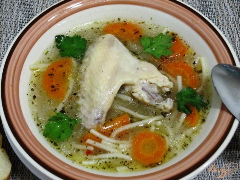 Фото приготовление рецепта: Суп из куриных крылышек со спагетти шаг №8